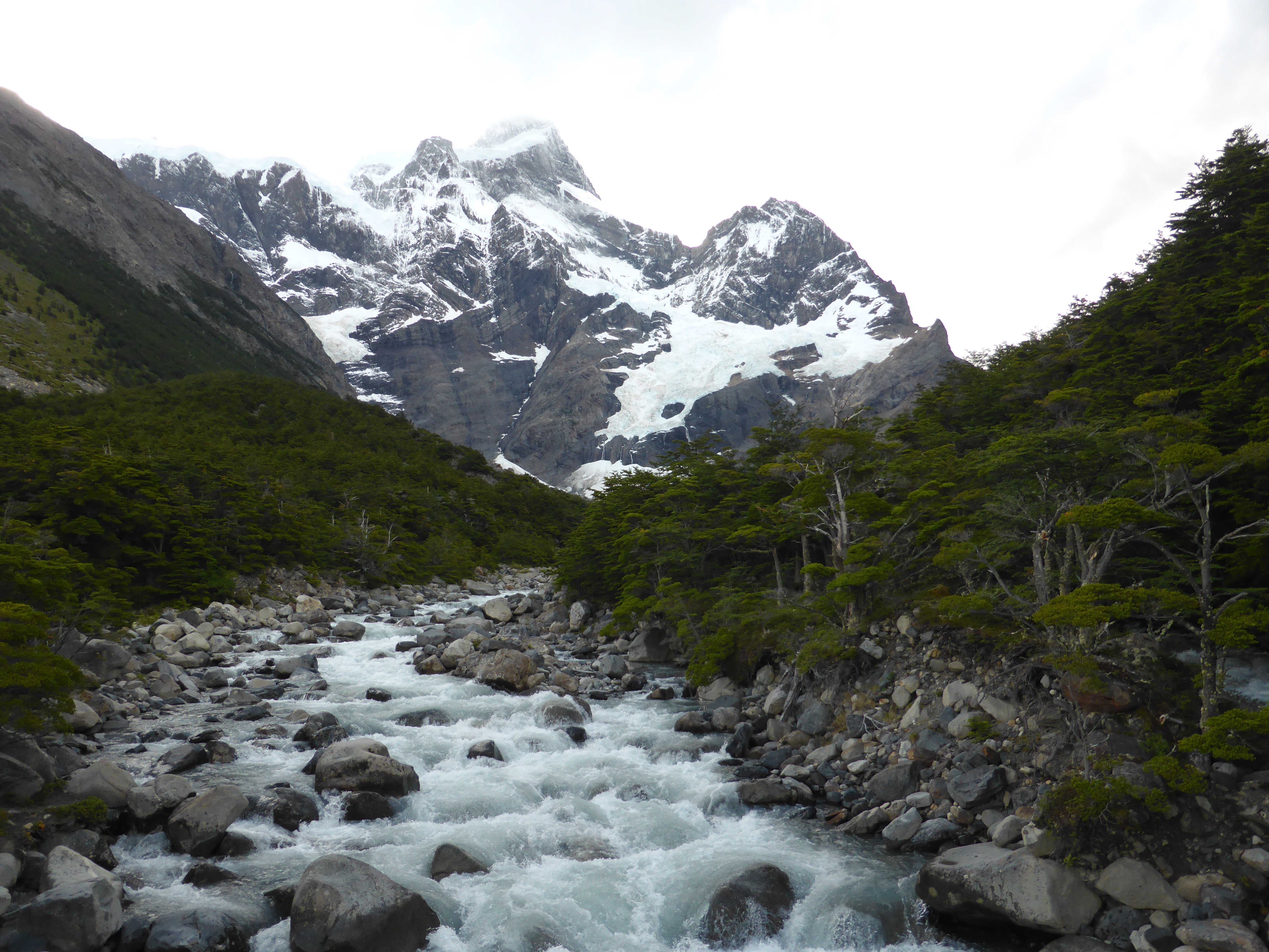 Glaciar y valle Cerro Paine Grande en Magallanes.
