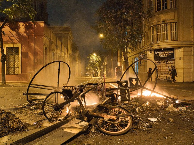 Barricada durante las protestas en Santiago de Chile